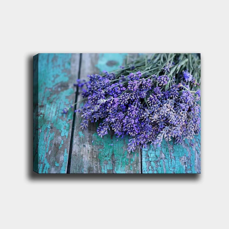 Lerretsbilde 70x100 cm - Lavendelbukett plassert på en slitt, turkis treflate, Lilla / Turkis