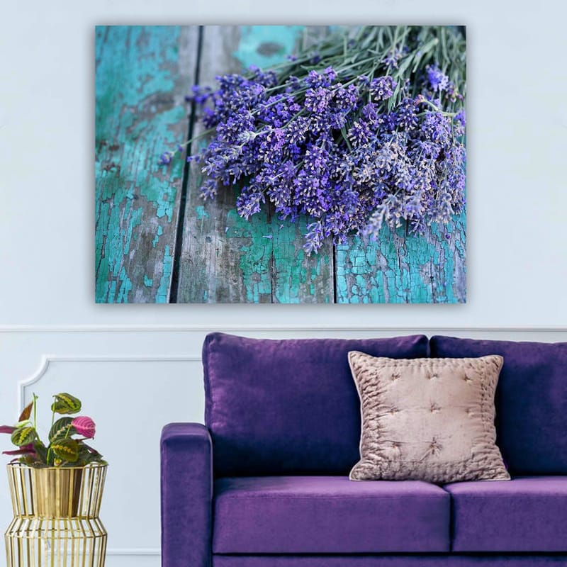 Lerretsbilde 70x100 cm - Lavendelbukett plassert på en slitt, turkis treflate - Lilla / Turkis - Innredning - Bilder & kunst - Lerretsbilder