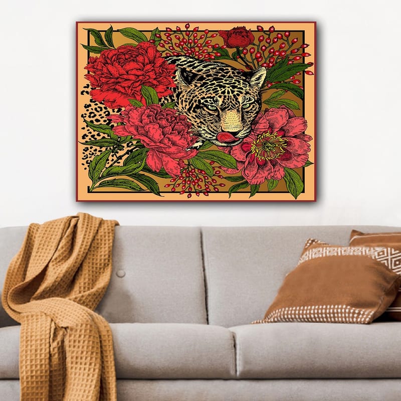 Lerretsbilde 70x100 cm - Leopard omgitt av fargerike blomster og grønne blader - Rød / Grønn / Beige - Innredning - Bilder & kunst - Lerretsbilder