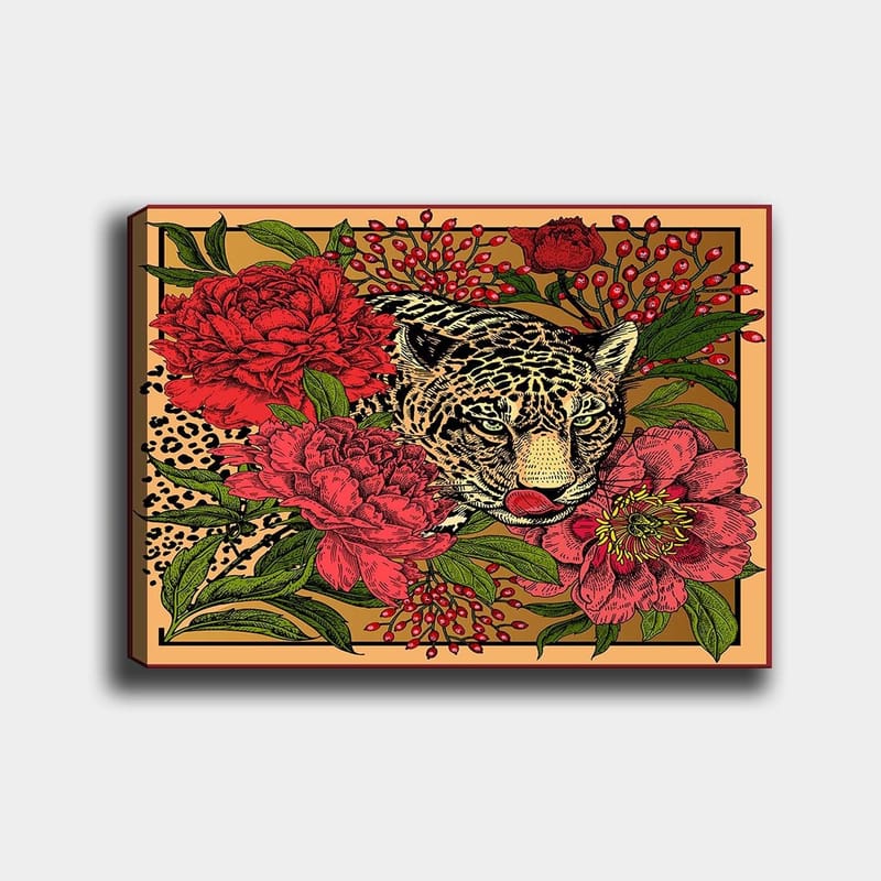 Lerretsbilde 70x100 cm - Leopard omgitt av fargerike blomster og grønne blader, Rød / Grønn / Beige