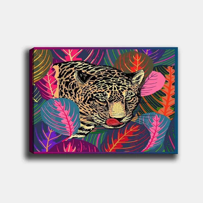 Lerretsbilde 70x100 cm - Leopard som sniker seg gjennom fargerike tropiske planter, Grønn / Rosa / Gul
