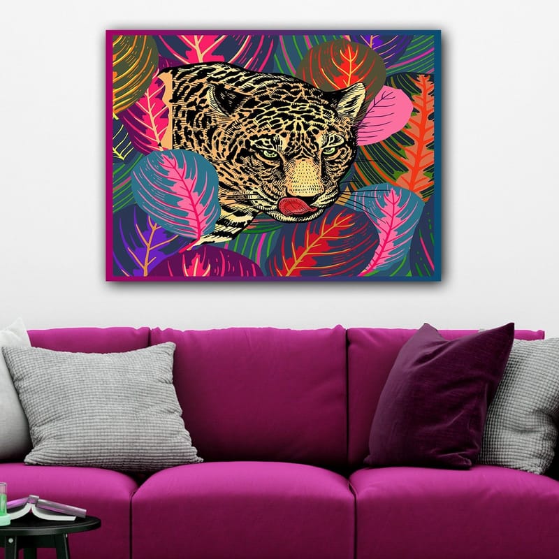 Lerretsbilde 70x100 cm - Leopard som sniker seg gjennom fargerike tropiske planter - Grønn / Rosa / Gul - Innredning - Bilder & kunst - Lerretsbilder