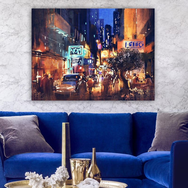 Lerretsbilde 70x100 cm - Livlig bybilde med biler og mennesker som beveger seg gjennom en nattlig gate, omgitt av neonskilt og høye bygninger - Mørk blå / Oransje / Grønn - Innredning - Bilder & kunst - Lerretsbilder