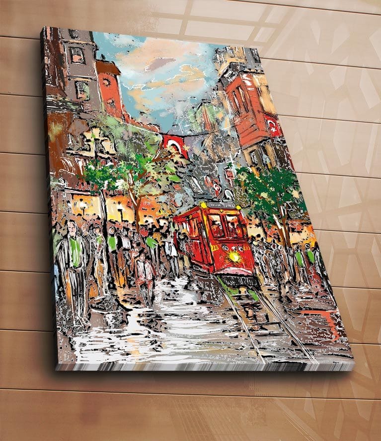 Lerretsbilde 70x100 cm - Livlig bybilde med en rød trikk som kjører gjennom en regnfull gate, omgitt av mennesker og trær - Rød / Grønn / Brun - Innredning - Bilder & kunst - Lerretsbilder