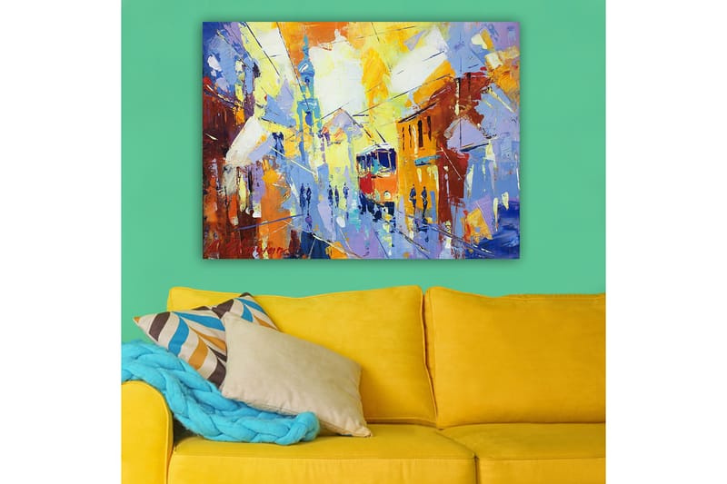 Lerretsbilde 70x100 cm - Livlig bybilde med en trikk som kjører gjennom en fargerik gate - Gul / Blå / Oransje - Innredning - Bilder & kunst - Lerretsbilder