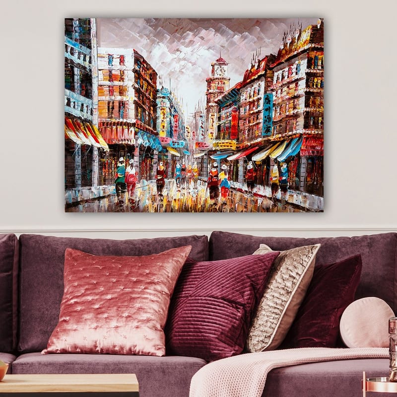 Lerretsbilde 70x100 cm - Livlig bybilde med fargerike bygninger og folk som går på en regnfull gate - Rød / Blå / Gul - Innredning - Bilder & kunst - Lerretsbilder