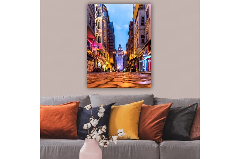 Lerretsbilde 70x100 cm - Livlig bybilde med Galatatårnet som hovedfokus i en smal gate - Blå / Oransje / Lilla - Innredning - Bilder & kunst - Lerretsbilder