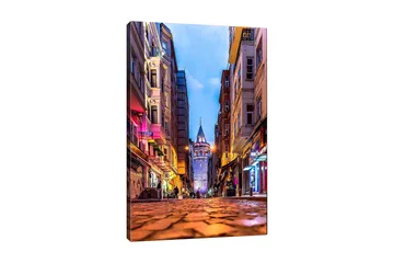 Lerretsbilde 70x100 cm - Livlig bybilde med Galatatårnet som hovedfokus i en smal gate - Blå / Oransje / Lilla - Innredning - Bilder & kunst - Lerretsbilder