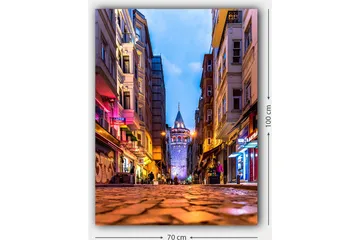 Lerretsbilde 70x100 cm - Livlig bybilde med Galatatårnet som hovedfokus i en smal gate - Blå / Oransje / Lilla - Innredning - Bilder & kunst - Lerretsbilder