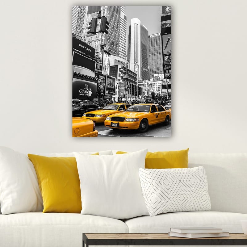 Lerretsbilde 70x100 cm - Livlig bybilde med gule drosjer som dominerer gaten i et urbant miljø - Gul / Svart - Innredning - Bilder & kunst - Lerretsbilder