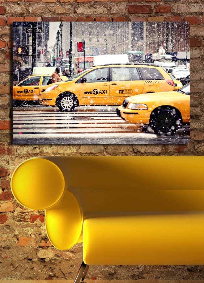 Lerretsbilde 70x100 cm - Livlig bybilde med gule drosjer som kjører gjennom snøfall i New York City - Gul / Svart - Innredning - Bilder & kunst - Lerretsbilder