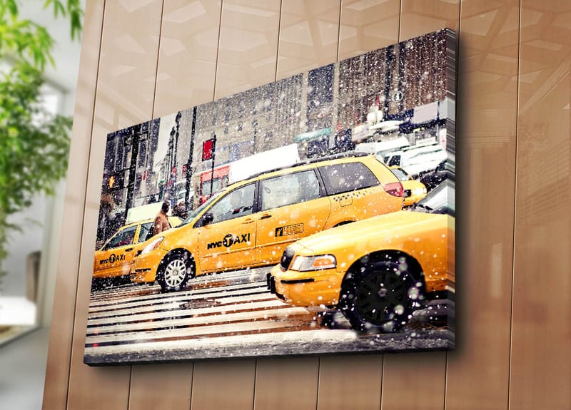 Lerretsbilde 70x100 cm - Livlig bybilde med gule drosjer som kjører gjennom snøfall i New York City - Gul / Svart - Innredning - Bilder & kunst - Lerretsbilder