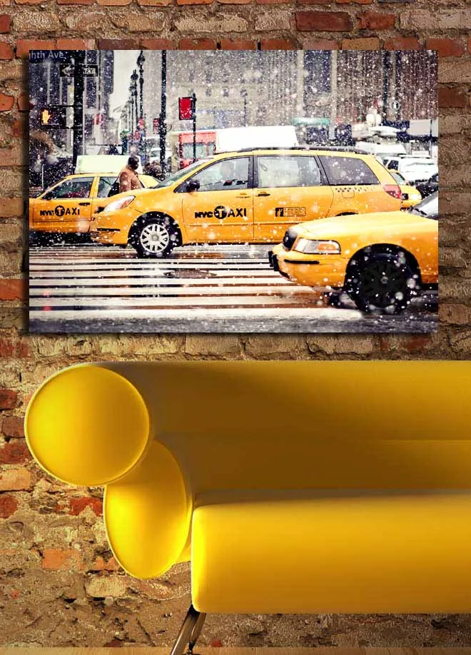 Lerretsbilde 70x100 cm - Livlig bybilde med gule drosjer som kjører gjennom snøfall i New York City - Gul / Svart - Innredning - Bilder & kunst - Lerretsbilder