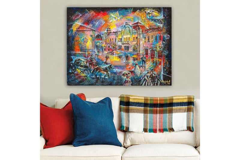 Lerretsbilde 70x100 cm - Livlig bybilde med mennesker i historiske klær som går på en gate med vakre bygninger og hestevogner - Blå / Rød / Gul - Innredning - Bilder & kunst - Lerretsbilder