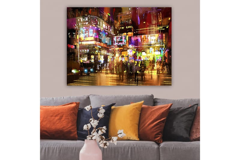 Lerretsbilde 70x100 cm - Livlig bybilde med mennesker som beveger seg blant fargerike neonskilt og lys - Lilla / Gul / Grønn - Innredning - Bilder & kunst - Lerretsbilder