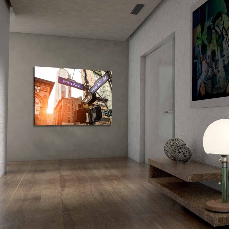 Lerretsbilde 70x100 cm - Livlig bybilde med veiskilt i et kryss i en storby - Blå / Brun / Grønn - Innredning - Bilder & kunst - Lerretsbilder