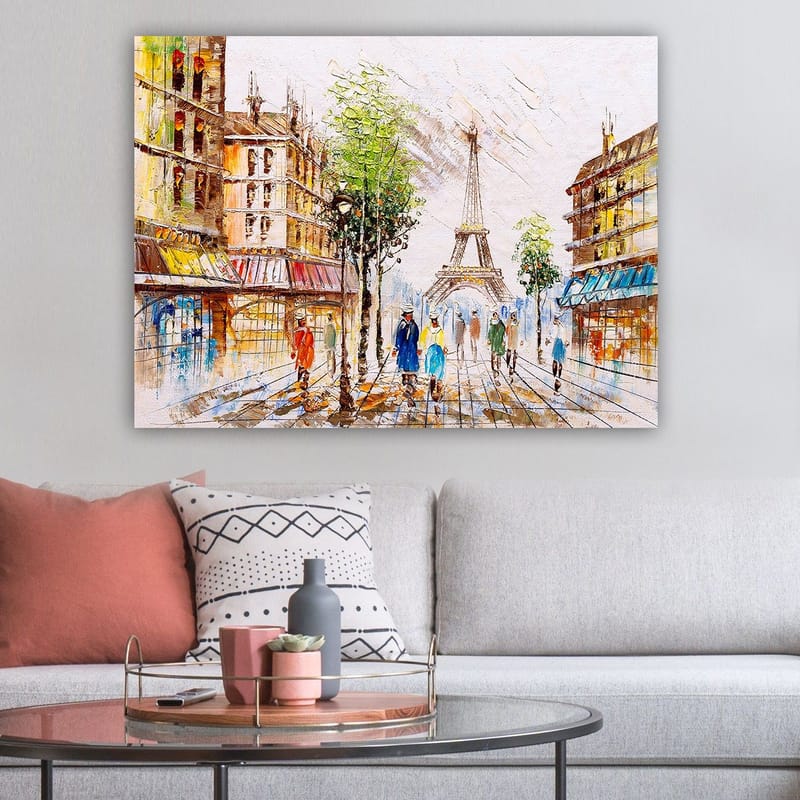 Lerretsbilde 70x100 cm - Livlig gate i Paris med Eiffeltårnet i bakgrunnen og folk som går - Grønn / Blå / Oransje - Innredning - Bilder & kunst - Lerretsbilder