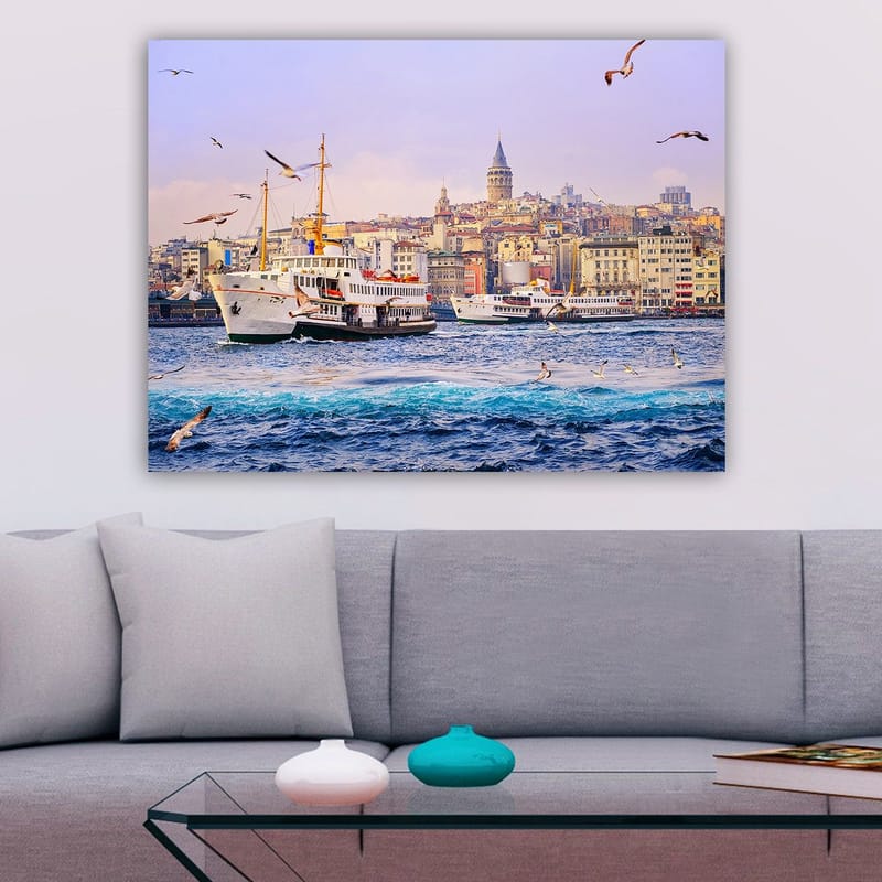 Lerretsbilde 70x100 cm - Livlig havnescene med båter og en bysilhuett i bakgrunnen - Blå / Hvit / Gul - Innredning - Bilder & kunst - Lerretsbilder
