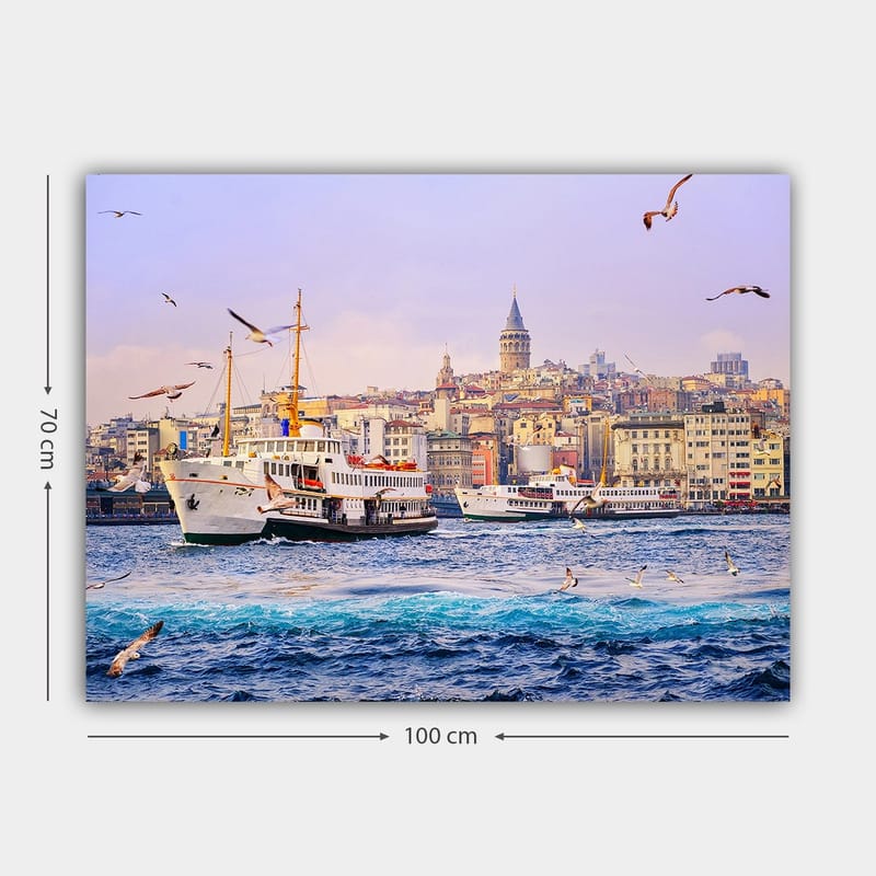 Lerretsbilde 70x100 cm - Livlig havnescene med båter og en bysilhuett i bakgrunnen - Blå / Hvit / Gul - Innredning - Bilder & kunst - Lerretsbilder