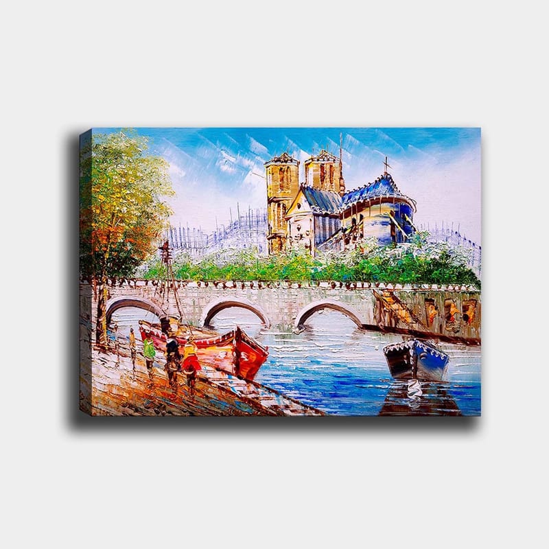 Lerretsbilde 70x100 cm - Livlig scene ved en bro med fargerike båter og en imponerende bygning i bakgrunnen, Blå / Rød / Grønn