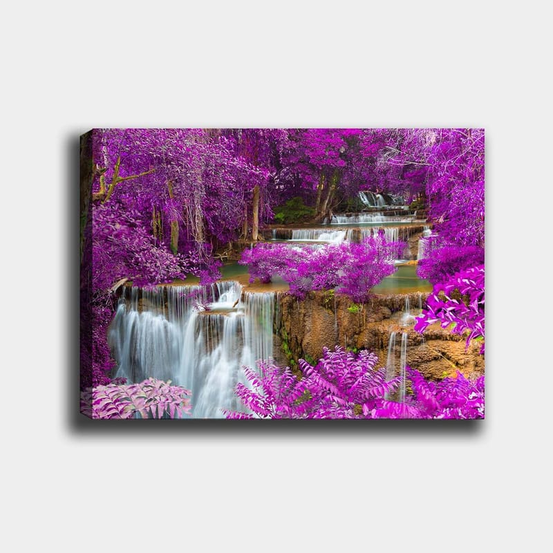 Lerretsbilde 70x100 cm - Magisk fossefall omgitt av lilla blomster og grøntområder, Lilla / Grønn / Hvit
