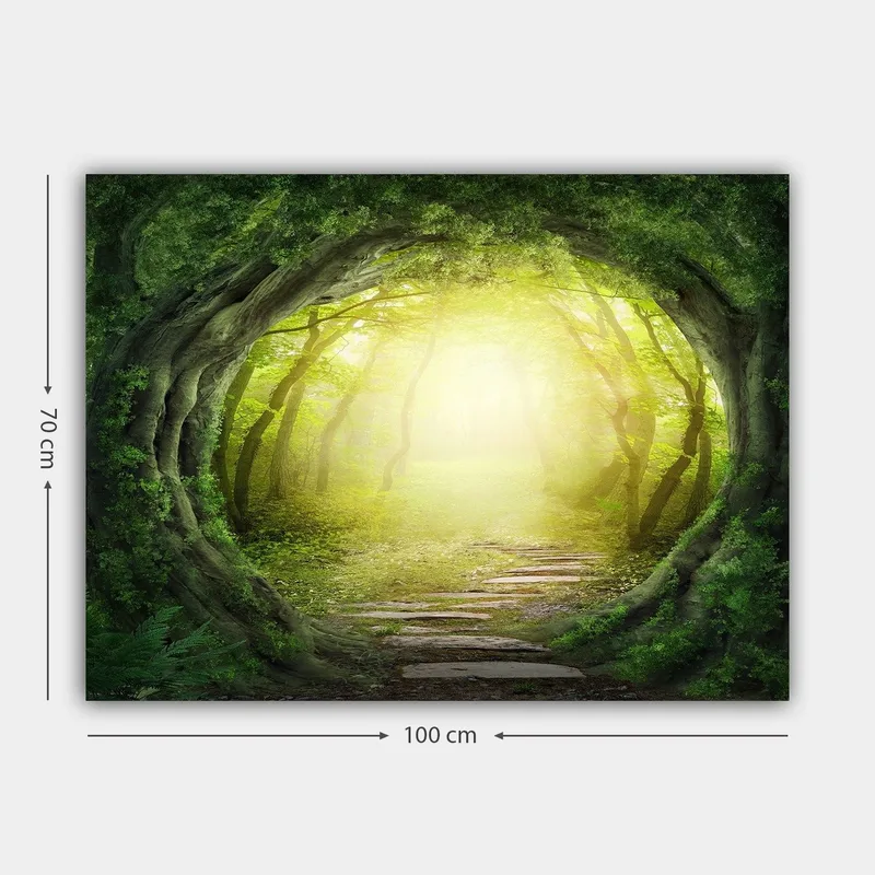 Lerretsbilde 70x100 cm - Magisk skogsti med lys som skinner gjennom trærnes grønne vegetasjon - Grønn / Lys gul - Innredning - Bilder & kunst - Lerretsbilder