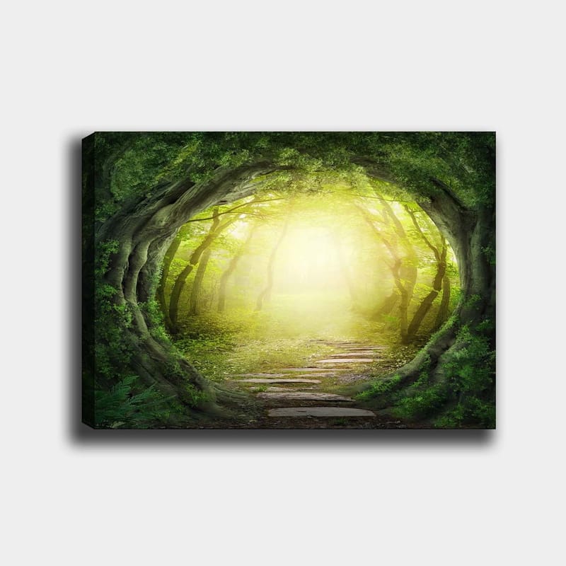 Lerretsbilde 70x100 cm - Magisk skogsti med lys som skinner gjennom trærnes grønne vegetasjon, Grønn / Lys gul