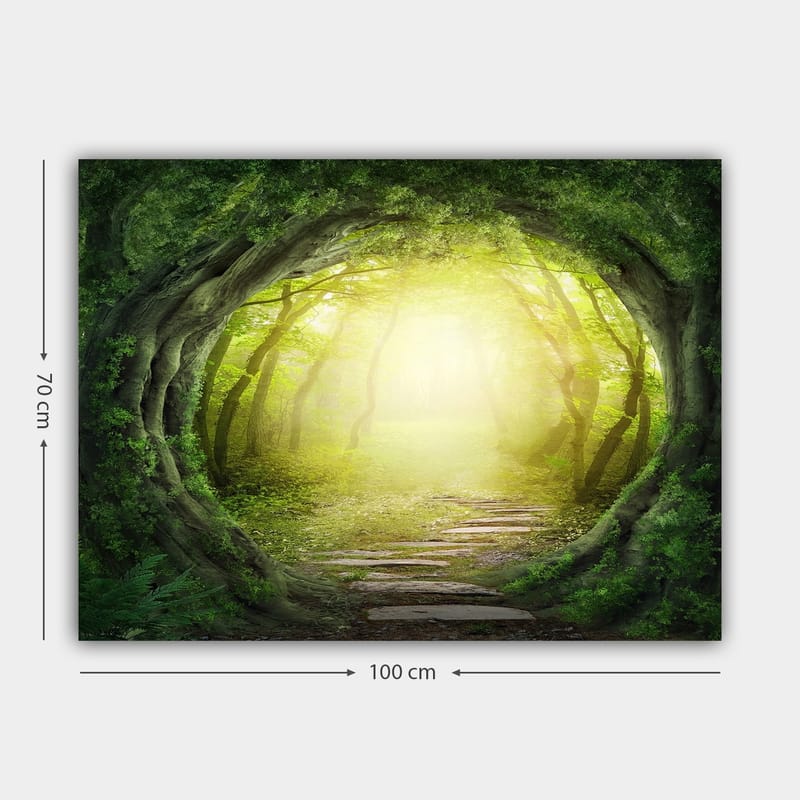Lerretsbilde 70x100 cm - Magisk skogsti med lys som skinner gjennom trærnes grønne vegetasjon - Grønn / Lys gul - Innredning - Bilder & kunst - Lerretsbilder
