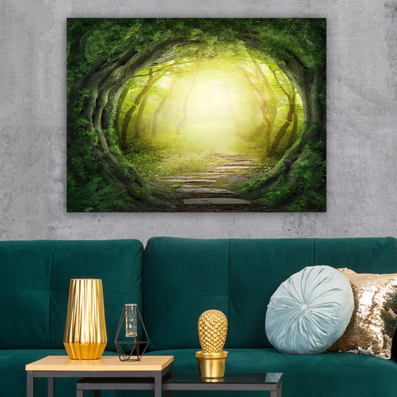 Lerretsbilde 70x100 cm - Magisk skogsti med lys som skinner gjennom trærnes grønne vegetasjon - Grønn / Lys gul - Innredning - Bilder & kunst - Lerretsbilder