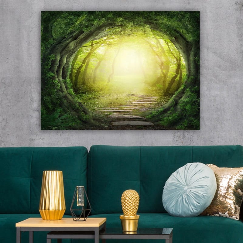 Lerretsbilde 70x100 cm - Magisk skogsti med lys som skinner gjennom trærnes grønne vegetasjon - Grønn / Lys gul - Innredning - Bilder & kunst - Lerretsbilder
