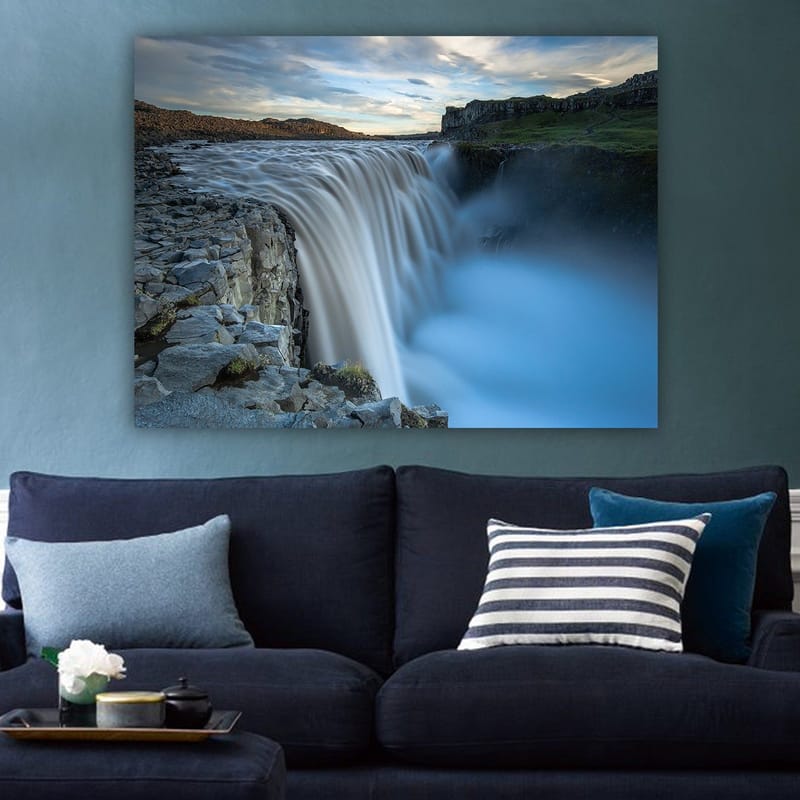 Lerretsbilde 70x100 cm - Majestetisk foss som renner over steiner i naturskjønne omgivelser - Blå / Grå / Hvit - Innredning - Bilder & kunst - Lerretsbilder