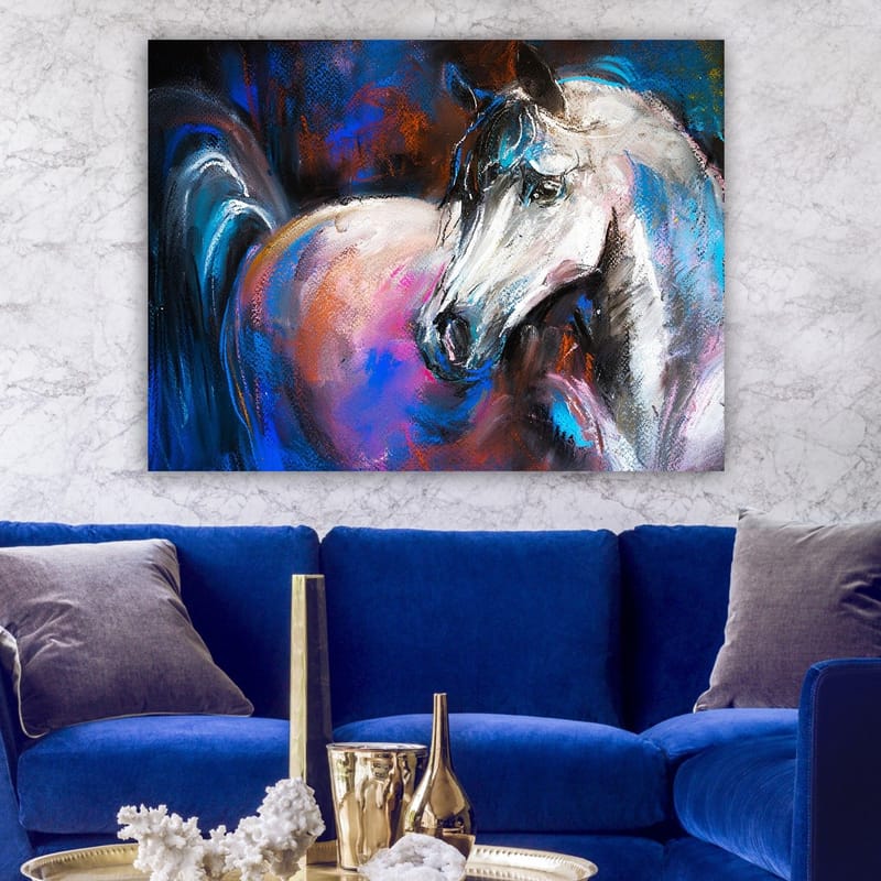 Lerretsbilde 70x100 cm - Majestetisk hvit hest med fargerike detaljer i bakgrunnen - Hvit / Blå / Rosa - Innredning - Bilder & kunst - Lerretsbilder