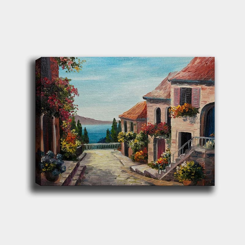 Lerretsbilde 70x100 cm - Malerisk gate med blomster og hus ved sjøen, Blå / Terrakotta / Grønn