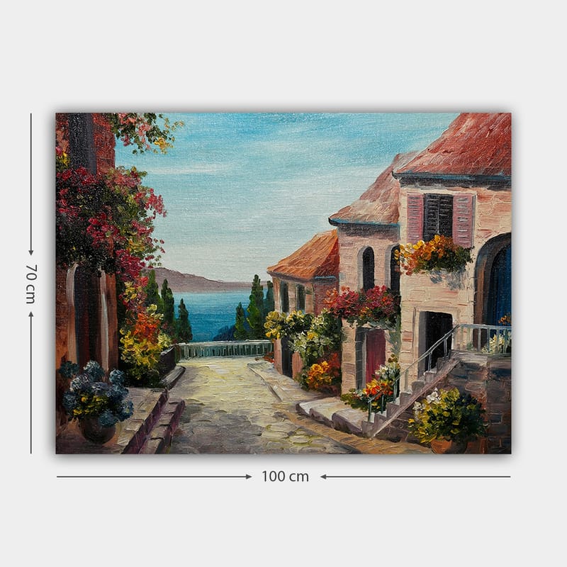 Lerretsbilde 70x100 cm - Malerisk gate med blomster og hus ved sjøen - Blå / Terrakotta / Grønn - Innredning - Bilder & kunst - Lerretsbilder