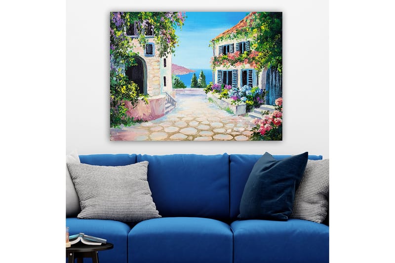 Lerretsbilde 70x100 cm - Malerisk gate med blomsterhus og havutsikt - Grønn / Rosa / Blå - Innredning - Bilder & kunst - Lerretsbilder