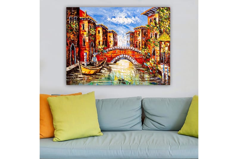 Lerretsbilde 70x100 cm - Malerisk kanal med fargerike bygninger og en båt som glir under en bro - Oransje / Blå / Grønn - Innredning - Bilder & kunst - Lerretsbilder