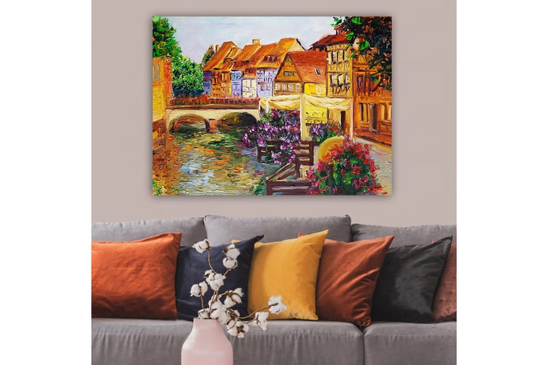 Lerretsbilde 70x100 cm - Malerisk kanal med fargerike hus og blomster som pryder kanten - Grønn / Lilla / Oransje - Innredning - Bilder & kunst - Lerretsbilder