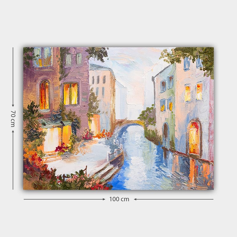 Lerretsbilde 70x100 cm - Malerisk kanal med fargerike hus og en bro som speiler seg i vannet - Lys blå / Lilla / Oransje - Innredning - Bilder & kunst - Lerretsbilder