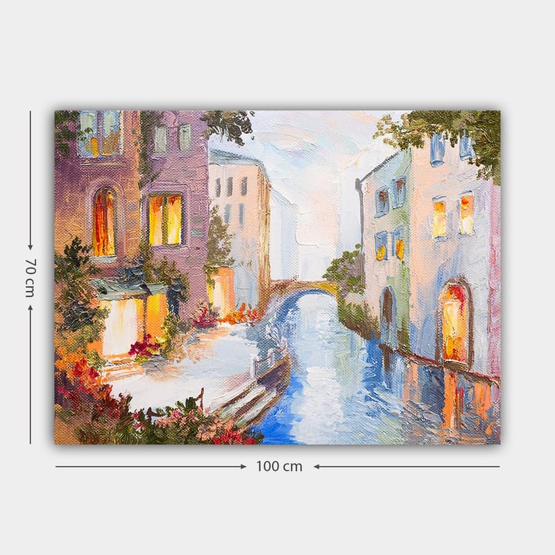 Lerretsbilde 70x100 cm - Malerisk kanal med fargerike hus og en bro som speiler seg i vannet - Lys blå / Lilla / Oransje - Innredning - Bilder & kunst - Lerretsbilder