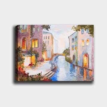 Lerretsbilde 70x100 cm - Malerisk kanal med fargerike hus og en bro som speiler seg i vannet - Lys blå / Lilla / Oransje - Innredning - Bilder & kunst - Lerretsbilder