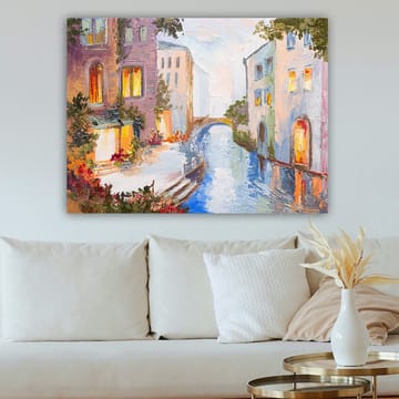 Lerretsbilde 70x100 cm - Malerisk kanal med fargerike hus og en bro som speiler seg i vannet - Lys blå / Lilla / Oransje - Innredning - Bilder & kunst - Lerretsbilder