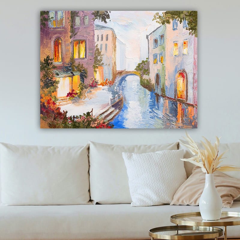 Lerretsbilde 70x100 cm - Malerisk kanal med fargerike hus og en bro som speiler seg i vannet - Lys blå / Lilla / Oransje - Innredning - Bilder & kunst - Lerretsbilder