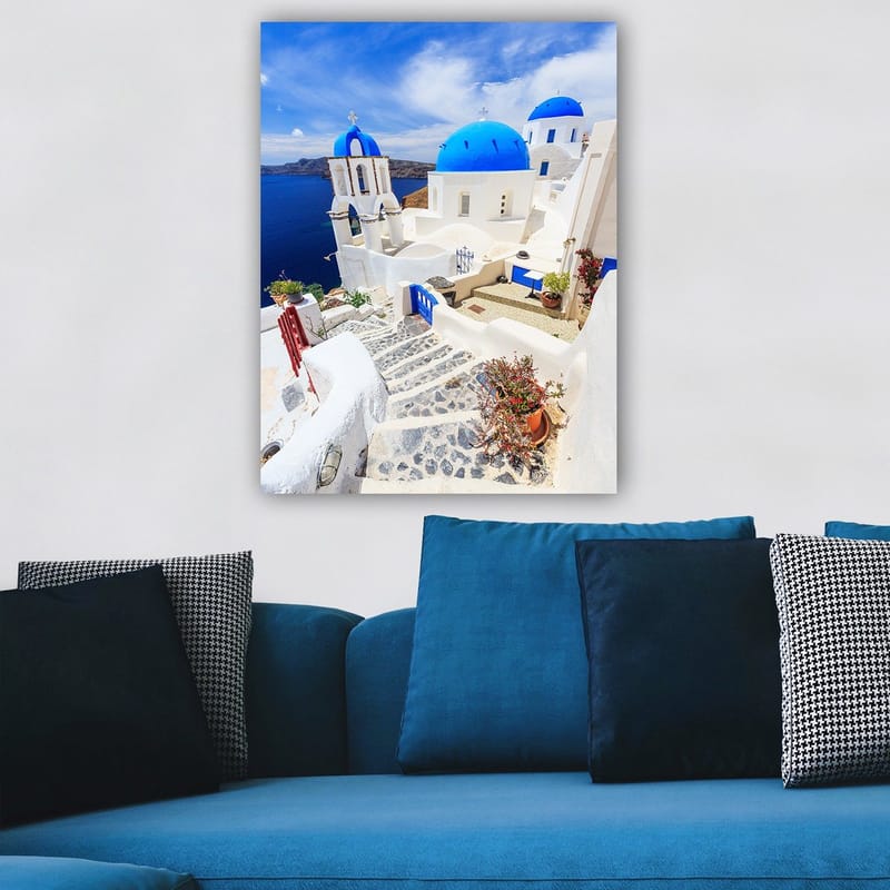 Lerretsbilde 70x100 cm - Malerisk utsikt over hvite hus med blå kupler og en asfaltert vei i en gresk øy-setting - Blå / Hvit - Innredning - Bilder & kunst - Lerretsbilder