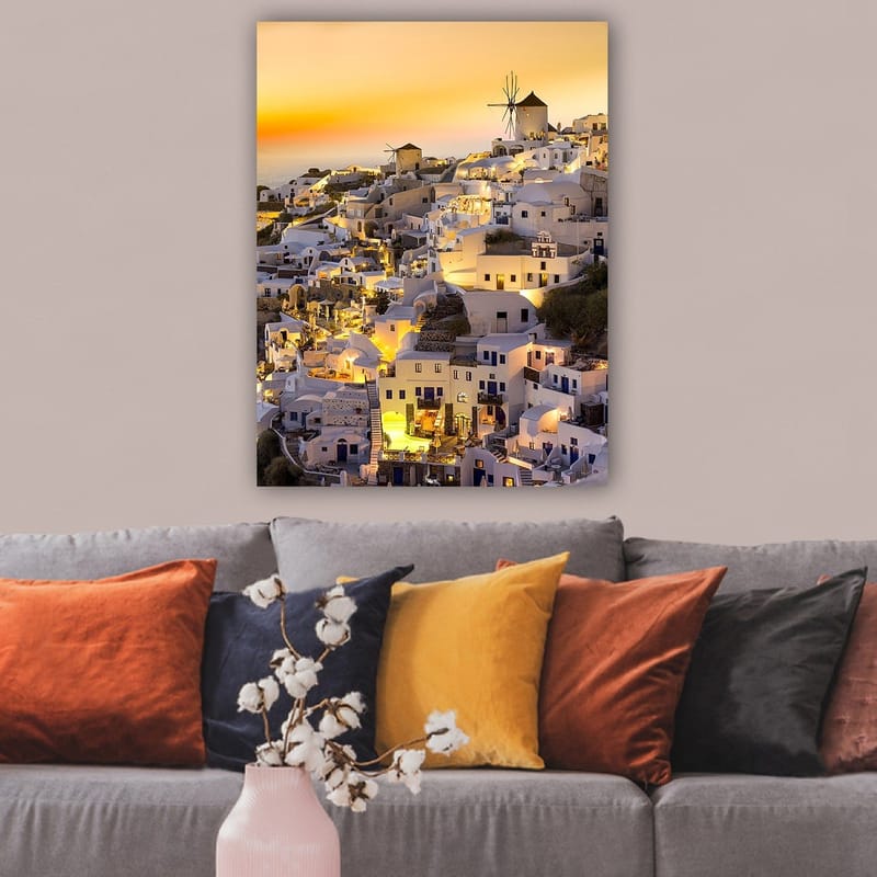 Lerretsbilde 70x100 cm - Malerisk utsikt over Santorini med hvite hus og en vindmølle i solnedgangens lys - Hvit / Gul / Oransje - Innredning - Bilder & kunst - Lerretsbilder