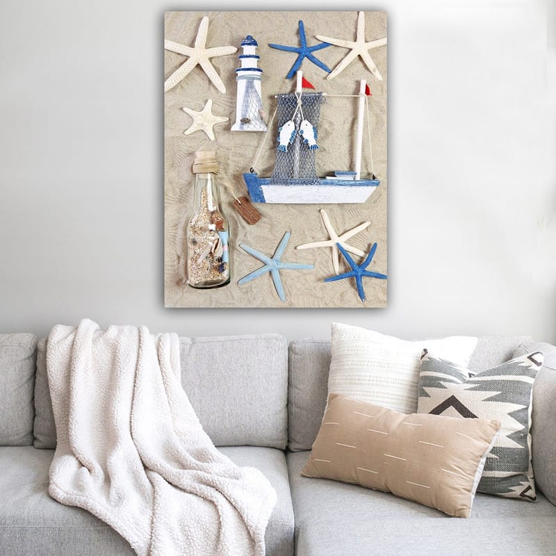 Lerretsbilde 70x100 cm - Maritim komposisjon med båt, fyr og sjøstjerne - Blå / Hvit / Beige - Innredning - Bilder & kunst - Lerretsbilder