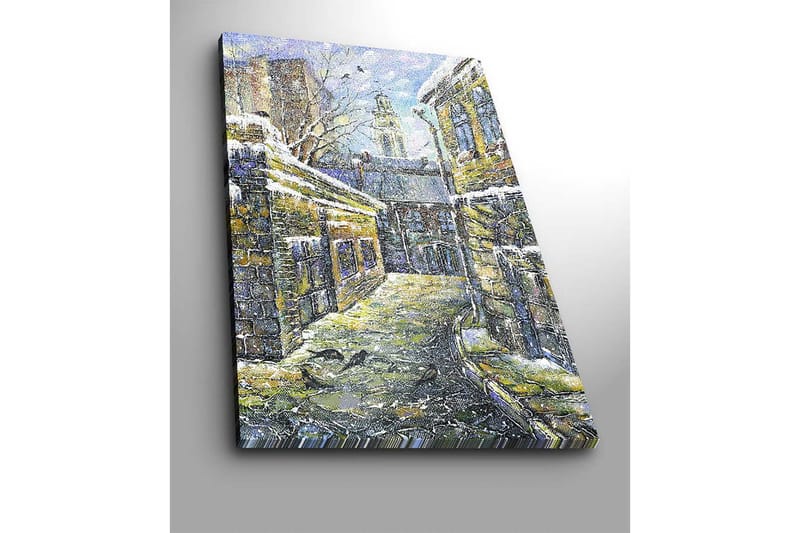 Lerretsbilde 70x100 cm - Melkeveien omgitt av gamle bygninger med snø på takene - Gul / Blå / Hvit - Innredning - Bilder & kunst - Lerretsbilder