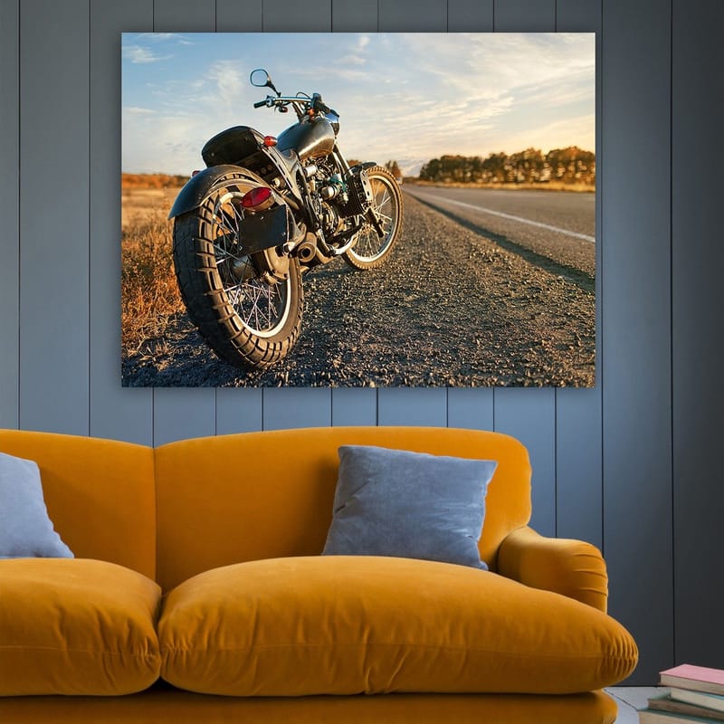 Lerretsbilde 70x100 cm - Motorsykkel står på en grusvei i solnedgangens lys - Svart / Oransje / Grå - Innredning - Bilder & kunst - Lerretsbilder