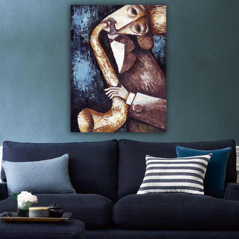 Lerretsbilde 70x100 cm - Musiker som spiller saksofon med et stilisert og uttrykksfullt utseende - Mørk blå / Beige / Brun - Innredning - Bilder & kunst - Lerretsbilder