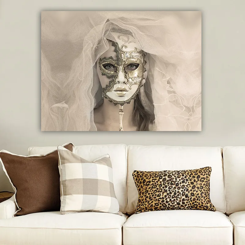 Lerretsbilde 70x100 cm - Mystisk kvinne med detaljert maske og slør som skaper en drømmeaktig atmosfære - Hvit / Gull / Svart - Innredning - Bilder & kunst - Lerretsbilder