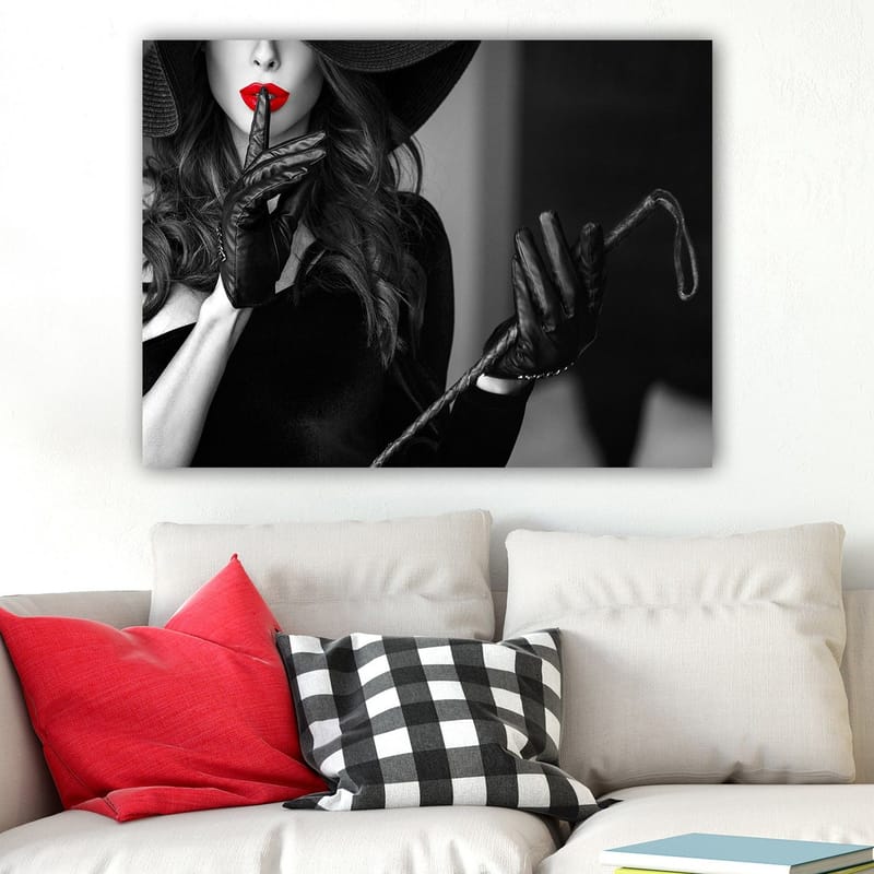 Lerretsbilde 70x100 cm - Mystisk kvinne med rød leppestift som holder en finger mot leppene i en suggestiv positur - Rød / Svart - Innredning - Bilder & kunst - Lerretsbilder